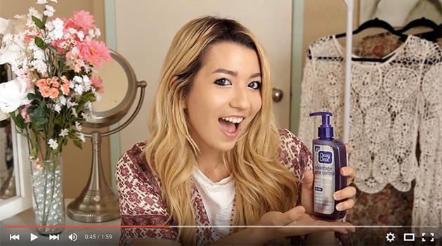 Capture vidéo de Mamamia Makeup faisant la promotion d'un produit Clean & Clear