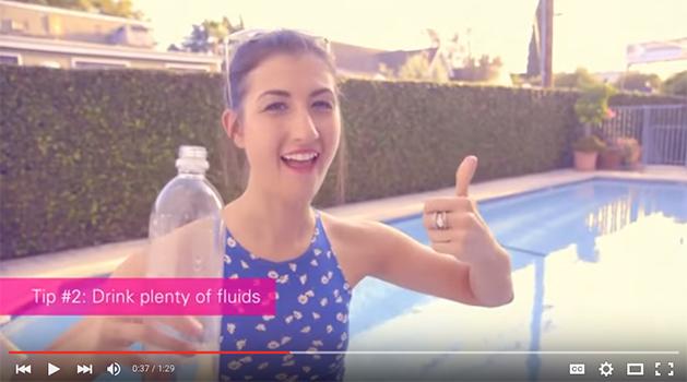 Capture vidéo d'une adolescente au bord de la piscine donnant des conseils sur les soins de la peau